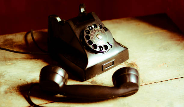 ein altes telefon jetzt veraltet und in nichtgebrauch - retro revival traditional photography classic equipment stock-fotos und bilder