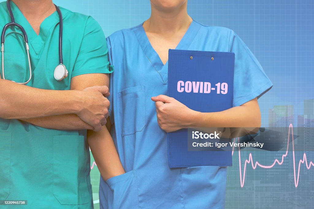 Professionelle Chirurg Mann und Frau Krankenschwester mit Krankenakten in Ordner stehen auf ecg Linie medizinische blaue Stadt Hintergrund. Medizinische Coronavirus Pandemie Hilfe Konzept in Ländern. - Lizenzfrei Corona-Virus Stock-Foto