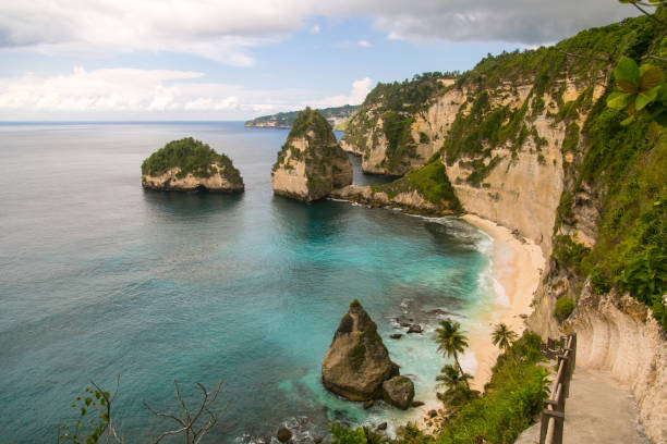 vista aérea de diamond beach de nusa penida - nusa lembongan bali island beach - fotografias e filmes do acervo