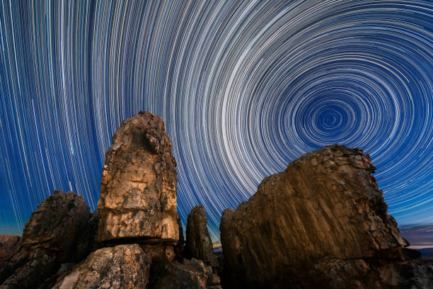 una hermosa fotografía del cielo nocturno con senderos circulares en movimiento de estrellas - star trail clear sky tranquil scene circle fotografías e imágenes de stock
