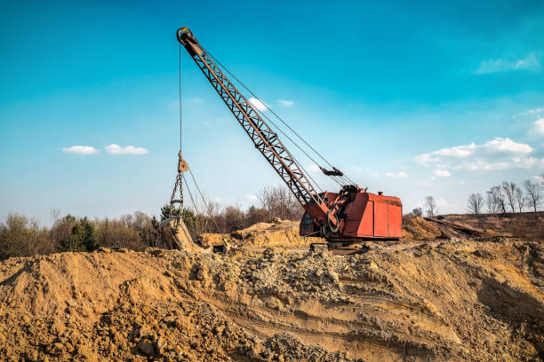 vecchio escavatore dragline in cava di argilla - drag line foto e immagini stock