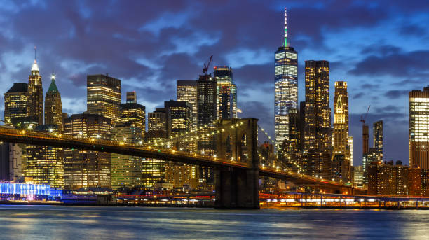 notte skyline di new york city manhattan città panoramica brooklyn bridge world trade center - east river immagine foto e immagini stock