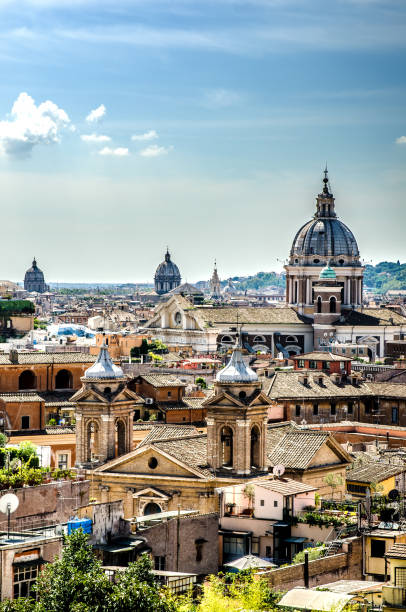 丘の一つから日当たりの良い街の眺め。ローマ。イタリア - rome italy city cupola ストックフォトと画像