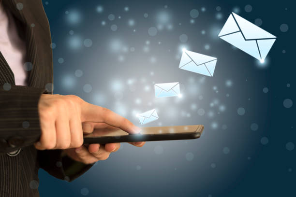 電子メール sms - sharing mobile phone application software e mail ストックフォトと画像