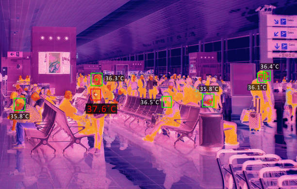 тепловой сканер проверяет температуру - airport security people traveling airport security system стоковые фото и изображения