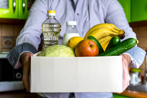 食品配達ボックス寄付食品寄付コンセプト。野菜、果物、その他の食べ物を人々に贈るための寄付箱 - oil distribution ストックフォトと画像