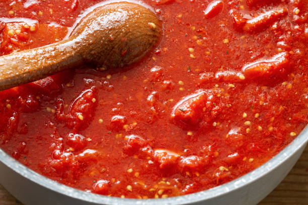 salsa de tomate con - passata - salsa de tomate fotos fotografías e imágenes de stock