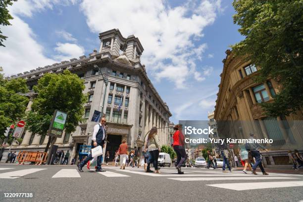 Paisaje Urbano De Bilbao En Verano Día Soleado Foto de stock y más banco de imágenes de Bilbao - Bilbao, Acera, Adulto