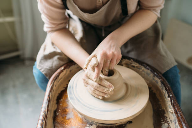chica trabajando en la rueda del alfarero - earthenware bowl ceramic dishware fotografías e imágenes de stock