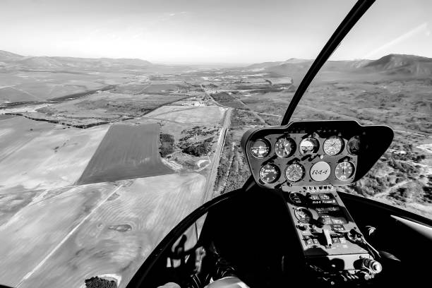 vue intérieure des cadrans et du tableau de bord dans le petit hélicoptère - helicopter cockpit airplane speedometer photos et images de collection