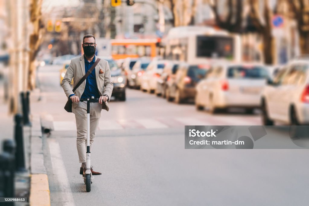 Sicherer Transport während der COVID-19-Pandemie - Lizenzfrei Elektro-Tretroller Stock-Foto