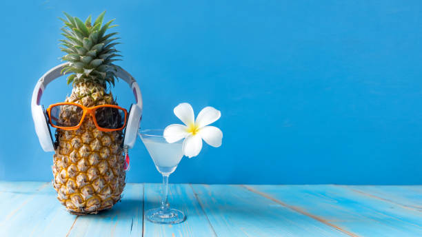 verano en la fiesta.  moda de piña hipster en gafas de sol y música brillante color hermoso en vacaciones, fruta de arte creativo para el estilo tropical en las vibraciones de la playa, fondo azul.  concepto de vacaciones de verano de moda - tropical climate audio fotografías e imágenes de stock