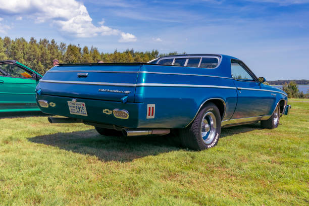 1976 or 1977 chevrolet el camino - hubcap wheel car chrome imagens e fotografias de stock