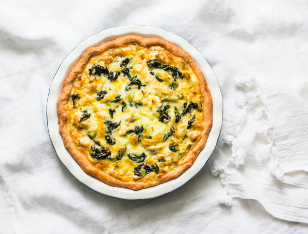 spinat, lauch, kartoffel, käsekuchen auf leichtem hintergrund, ansicht von oben. köstliche hausgemachte speisen - spinach quiche tart savory food stock-fotos und bilder