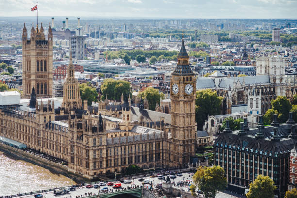 vue extérieure de beautiul de big ben et westmisnter pont à londres. ville occupée. plan horizontal de merveilleux monuments historiques. concept de tourisme et de tourisme. - houses of parliament photos et images de collection