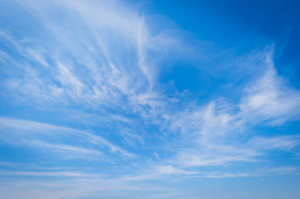 fundo do céu azul e nuvens brancas foco macio - cirrus cloud white fluffy - fotografias e filmes do acervo