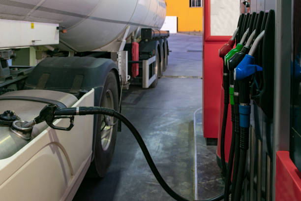 디젤을 공급하는 탱크 트럭 - refueling truck gasoline fuel pump 뉴스 사진 이미지