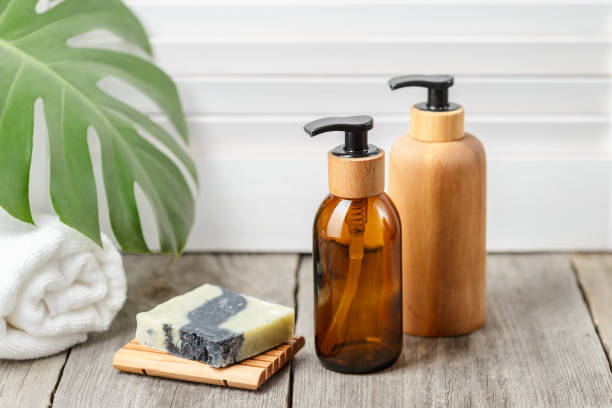 bottiglia di sapone pompa di legno e piatto di sapone solido - soda bottle foto e immagini stock