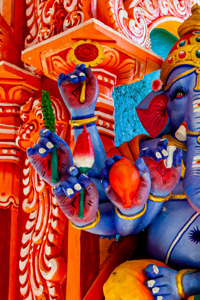 kuala lumpur, malaisie, 24 janvier 2020. représentation des dieux hindous et des touristes grimpant un escalier coloré menant aux grottes de batu à l’arrière-plan. kuala lumpur, malaisie - kuala lumpur ganesha ganesh indian elephant photos et images de collection
