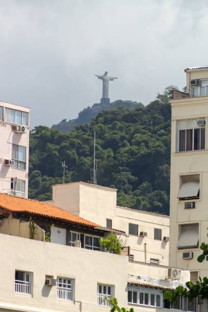 statue von christus dem erlöser aus dem copacabana-viertel in rio de janeiro gesehen - christ the redeemer rio de janeiro city urban scene stock-fotos und bilder