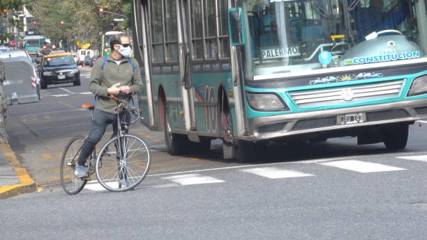 молодой доставщик работает на велосипедах. 2 - taxi buenos aires people city стоковые фото и изображения