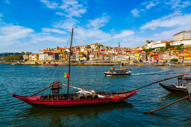 porto, portugal, maisons colorées du district de riberia et de la rivière douro avec des bateaux rabelo traditionnels avec des barils de vin - portugal port wine porto the douro photos et images de collection