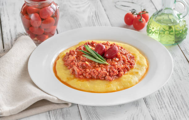 italienische polenta bolognese - ragout stock-fotos und bilder