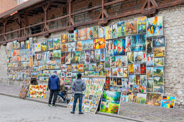 artistas callejeros vendiendo pinturasen la puerta de san florián en cracovia, polonia - florianska street fotografías e imágenes de stock