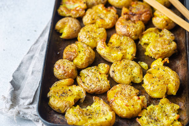 patatas destrozadas caseras - smashed potatoes fotografías e imágenes de stock