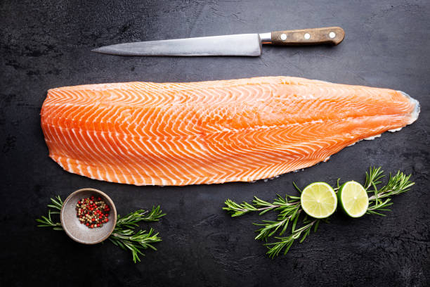 salmone crudo o pesce di mare alla trota - prepared fish foto e immagini stock