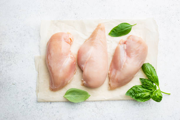 petto di pollo crudo - garlic cooking oil cutting board horizontal foto e immagini stock