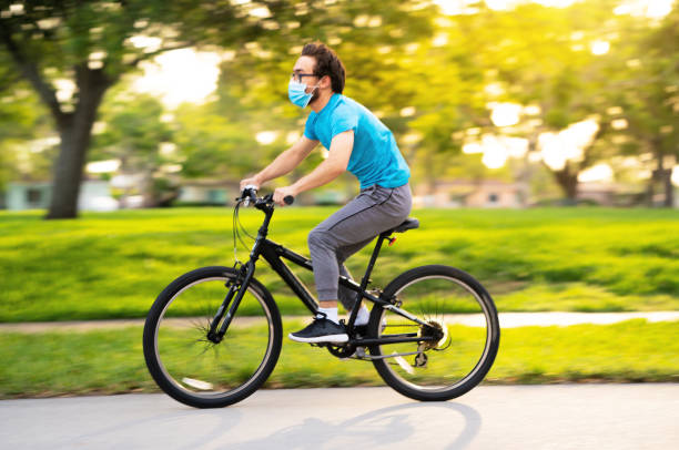 adolescente in bicicletta nel quartiere - cycling teenager action sport foto e immagini stock