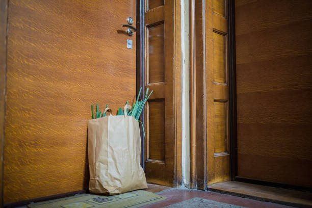 istock Contactless food delivery 1221034847