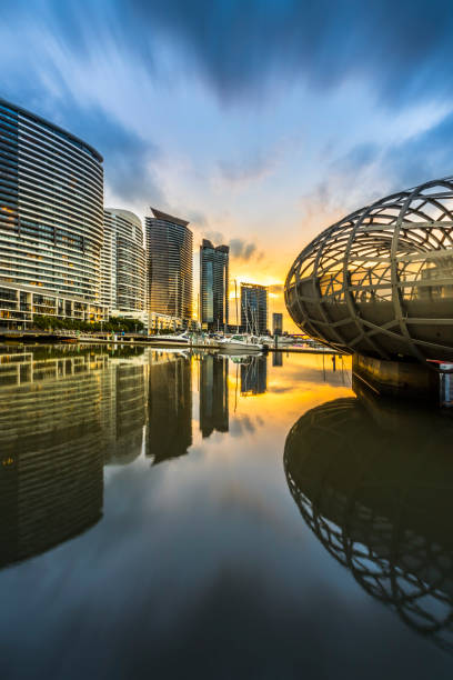 ponte de arquitetura deslumbrante em melbourne, ponte webb, trilha da capital - australia office building melbourne skyline - fotografias e filmes do acervo