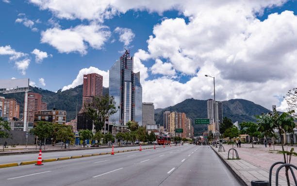 jalan el dorado di daerah pusat kota bogota - bogotá foto potret stok, foto, & gambar bebas royalti