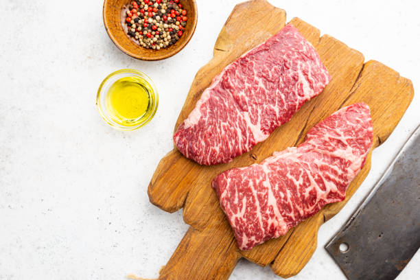 raw steak on cutting board - top sirloin imagens e fotografias de stock