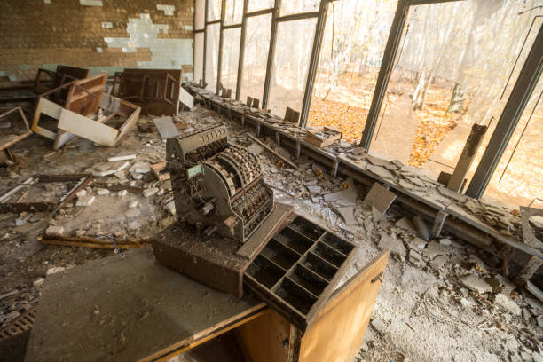 intérieur du magasin abandonné à pripyat - 1986 photos et images de collection