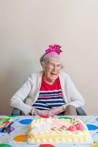 105歳の100周年記念女性が誕生日を祝う ストックフォト