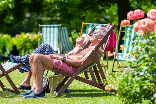 queen mary's rose gardens no parque regente com idosos casal tomando sol na cadeira de estar - queen mary 2 - fotografias e filmes do acervo
