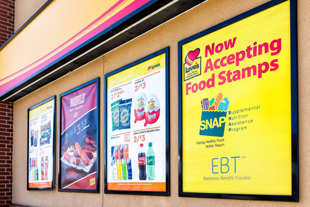 la gasolinera de love y firma el primer plano de la tienda de conveniencia para los cupones de alimentos - snap fotografías e imágenes de stock