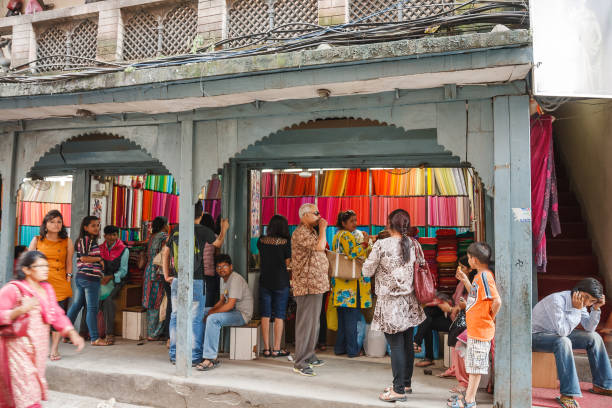 magasin de textile de rue à katmandou - nepal bazaar kathmandu textile photos et images de collection