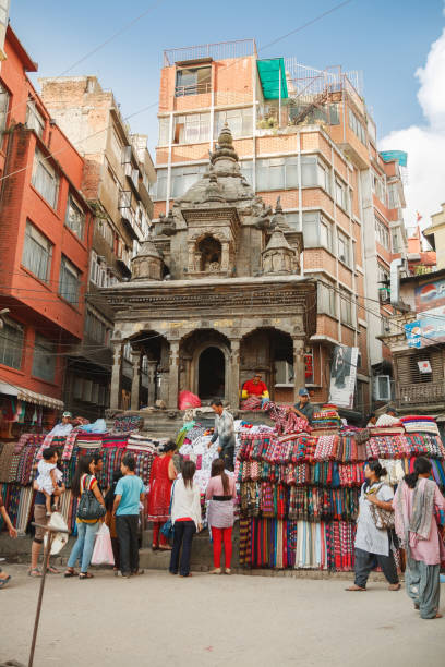 rue vendant le textile à katmandou - nepal bazaar kathmandu textile photos et images de collection