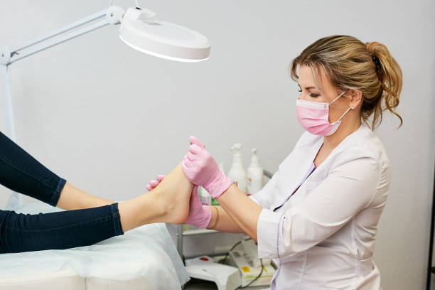 pedicure specialist performs work on foot care in the beauty salon - podiatrist customer service beauty spa imagens e fotografias de stock