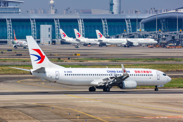 china eastern airlines boeing 737-800 avion guangzhou aéroport - china eastern airlines photos et images de collection