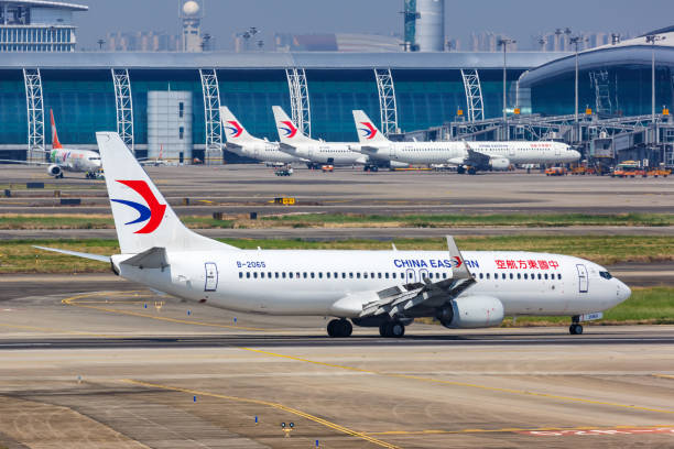 chiny eastern airlines boeing 737-800 samolot guangzhou lotnisko - china eastern airlines zdjęcia i obrazy z banku zdjęć