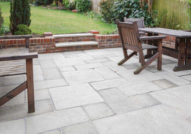 New stone garden patio in backyard, UK New flagstone patio and backyard, outdoor garden patio with furniture, UK sandstone stock pictures, royalty-free photos & images
