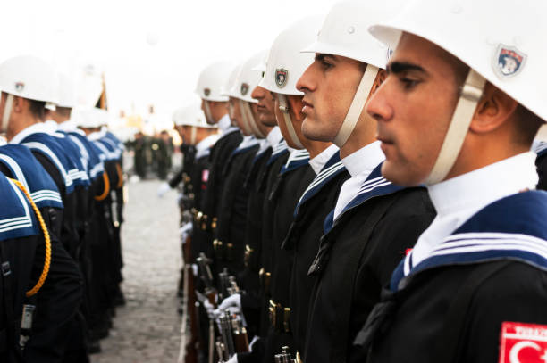 türkische marinesoldaten warten auf linie mit gewehren. - editorial in a row national landmark famous place stock-fotos und bilder