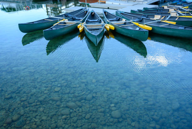canots vides au lac jenny - lac jenny photos et images de collection