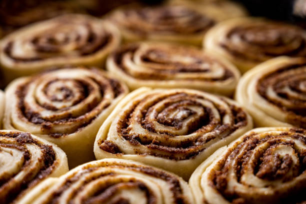 tittar över kanelrullar rising - cinnamon buns bakery bildbanksfoton och bilder