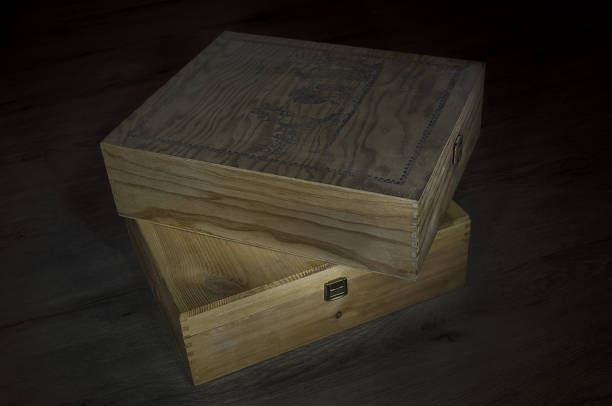 Illuminated boxes with light painting technique
